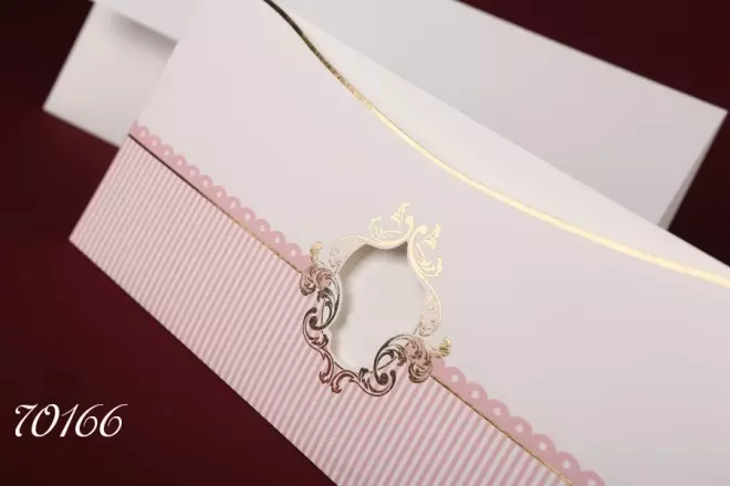 Покана с бели и розови райета
